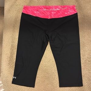 UA Fitted HeatGear Breast Cancer Awareness Capris